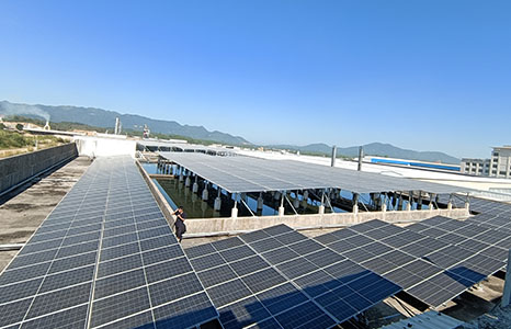 تستخدم القاعدة الصناعية للمباني الجاهزة لشركة Guangdong AOSTEEL Construction Co.، Ltd. الموارد الخفيفة على السطح لبناء محطة طاقة كهروضوئية صناعية وتجارية بقدرة 2.4 ميجاوات ، باستخدام 16 مجموعة من محول